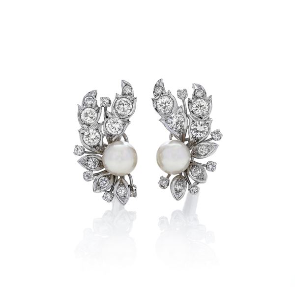 Paio di orecchini di ispirazione floreale  in oro bianco, diamanti e perle