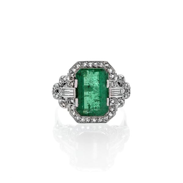 Ring in platinum, diamonds and emerald