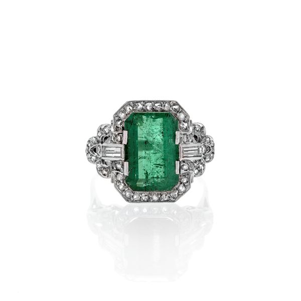 Anello in platino, diamanti e smeraldo