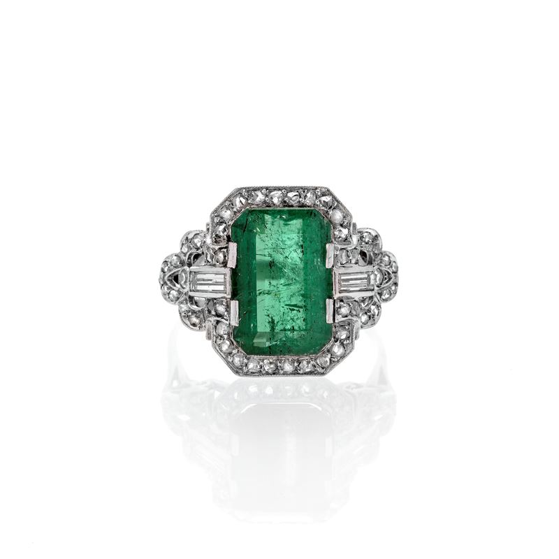 Anello in platino, diamanti e smeraldo