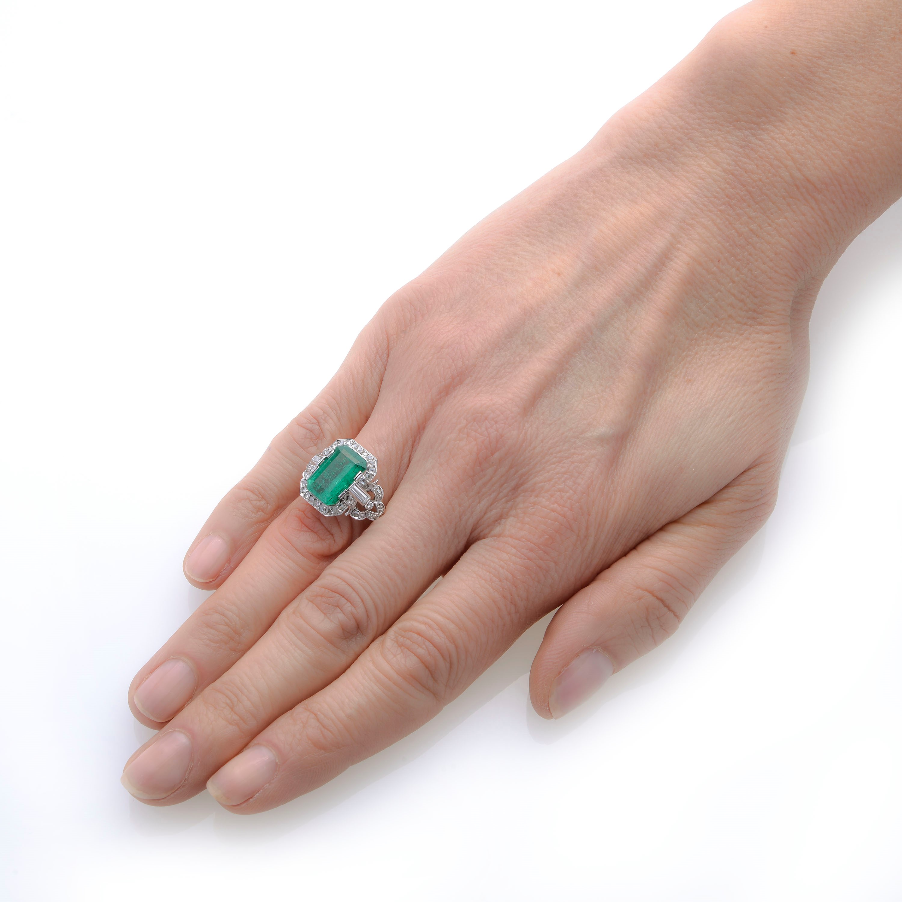 Anello in platino, diamanti e smeraldo