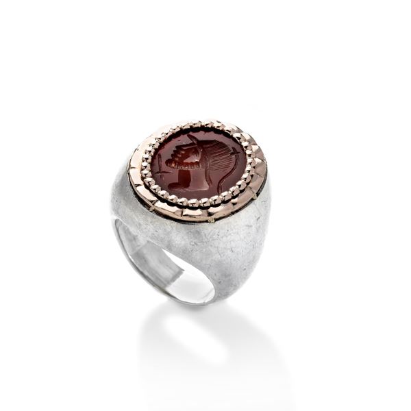 Grande anello chevalier in argento, oro rosa e corniola incisa  - Asta Asta di  Gioielli Antichi, Moderni e Orologi da Polso - Curio - Casa d'aste in Firenze