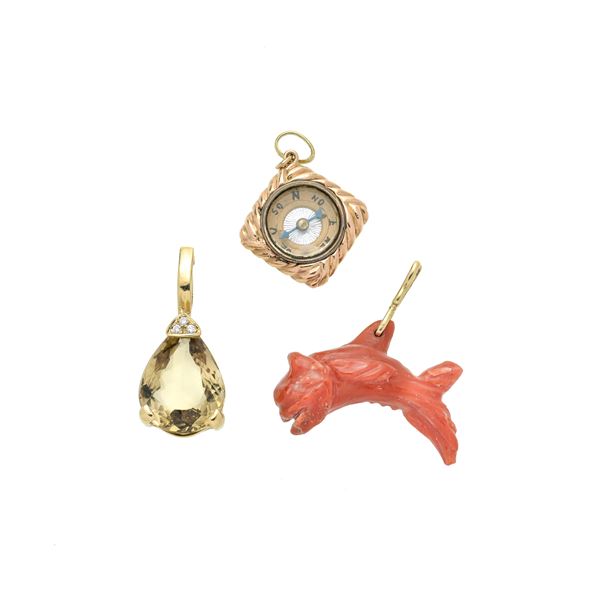 Lot of three charms in yellow gold, diamonds, quartz and engraved red coral  - Auction Antique, Modern and Design Jewelery Auction - Curio - Casa d'aste in Firenze