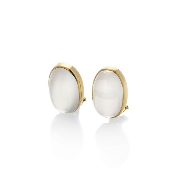 Pair of clip earrings in yellow gold and moonstone