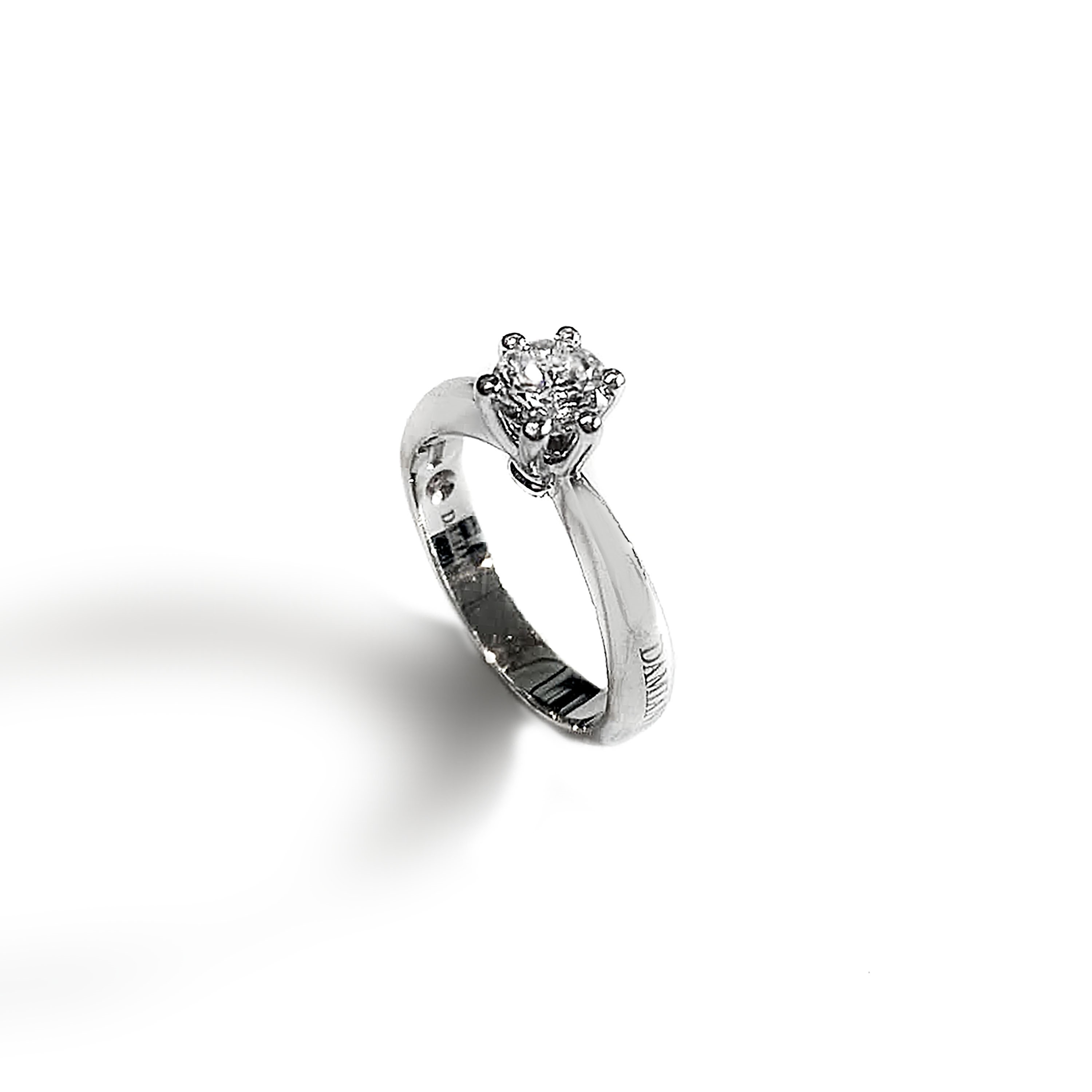 Anello solitario in oro bianco e diamante