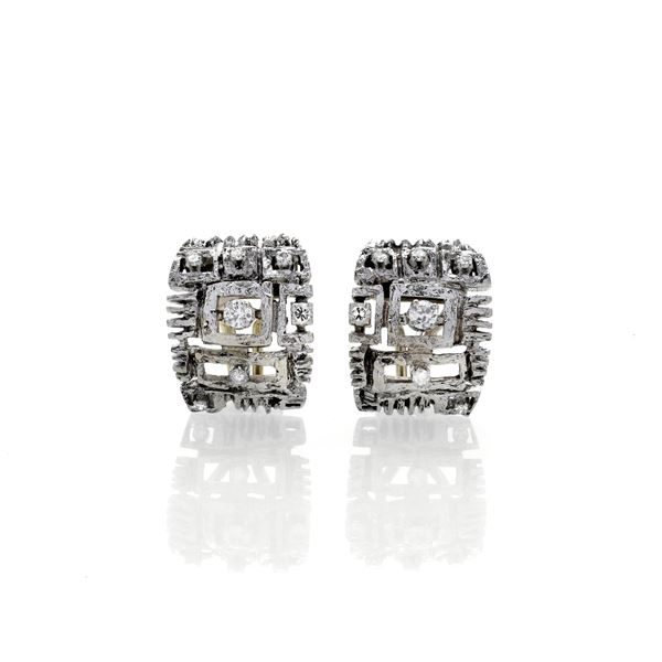 Pair of earrings in white gold and diamonds