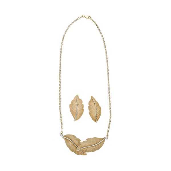 Demi-parure consisting of a pair of earrings and a Foglia necklace in yellow gold