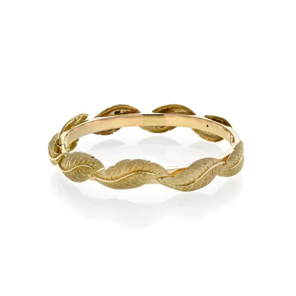 Leaves rigid bracelet in yellow gold