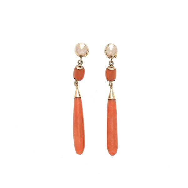 Pair of pendant earrings in yellow gold and red coral  (First half of the 20th century)  - Auction Antique, Modern, Design Jewelery and Bijoux Auction - Curio - Casa d'aste in Firenze