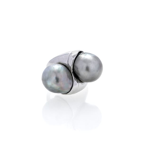 Grande anello in oro bianco e perle grigie australiane
