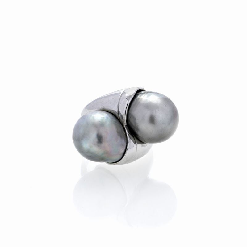 Grande anello in oro bianco e perle grigie australiane