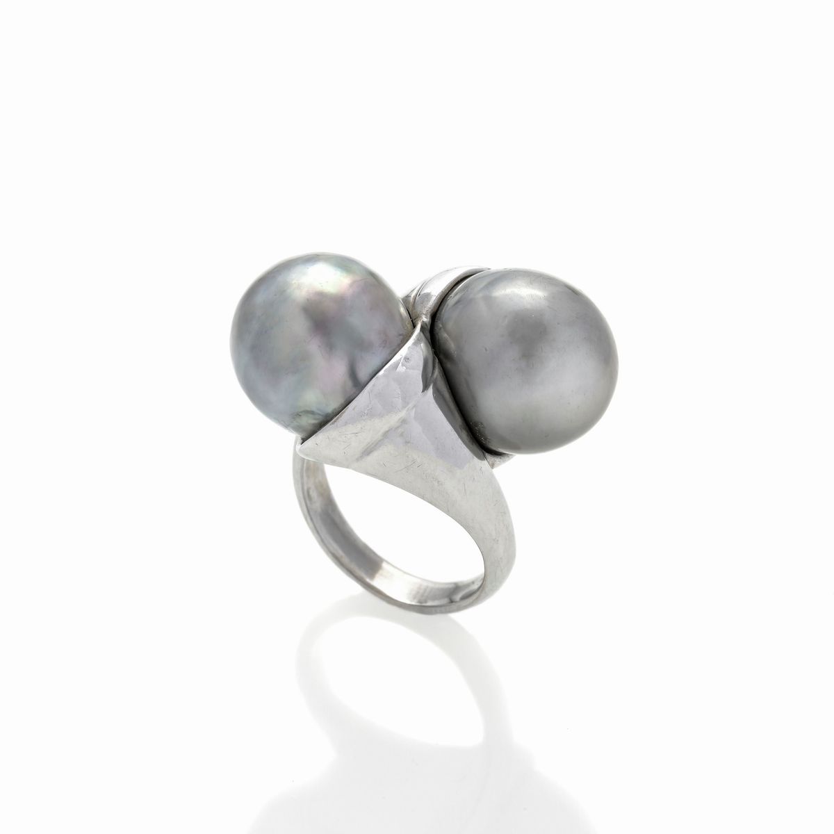 Grande anello in oro bianco e perle grigie australiane
