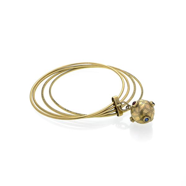 Tre bracciali rigidi con mina in oro giallo