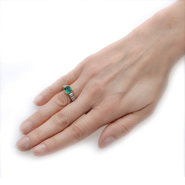Band ring in yellow gold, diamonds and Colombian emerald