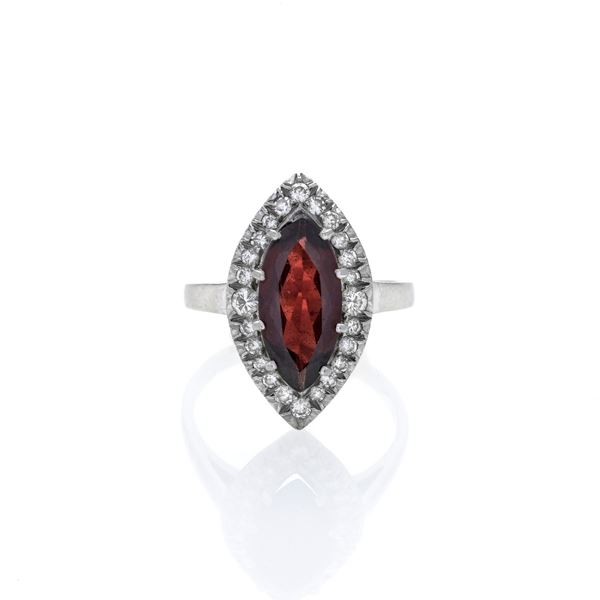 Ring in white gold, diamonds and garnet