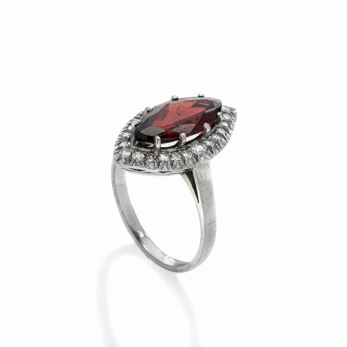 Anello in Oro Bianco, Diamanti e Granato
