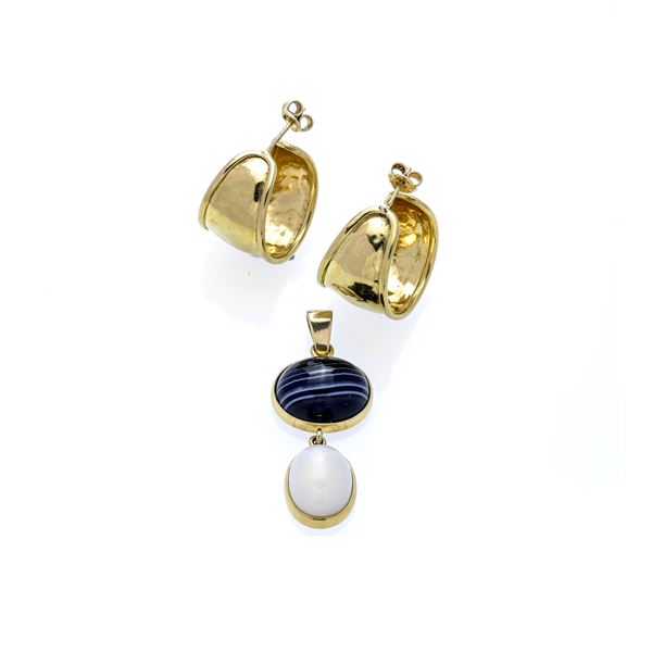 Pair of yellow gold earrings and pendant in yellow gold, moonstone and agate