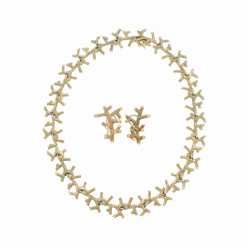 Parure "Corallo", attribuibile a Enrico Serafini, composta da collana e orecchini in oro giallo