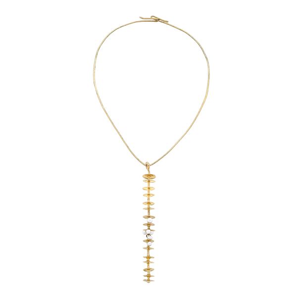 Lunga collana rigida in oro giallo 18 e  20 kt e perle coltivate