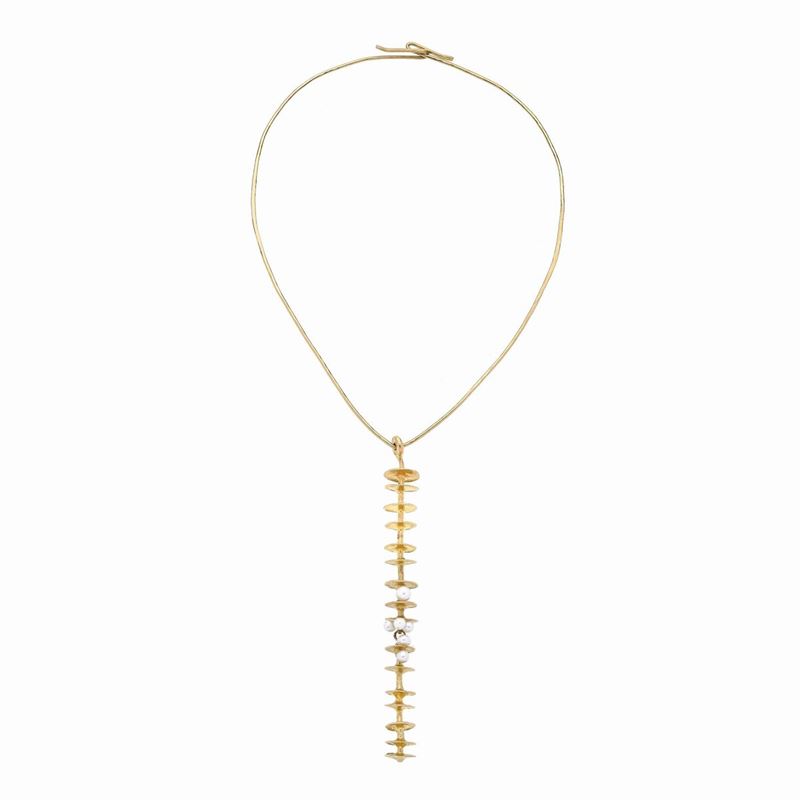 Lunga collana rigida in oro giallo 18 e 20 kt e perle coltivate