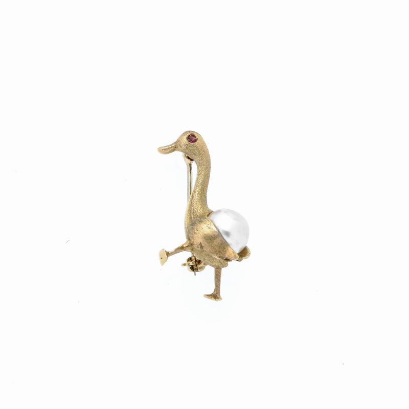 Piccola spilla "Cigno" in oro giallo e perla coltivata