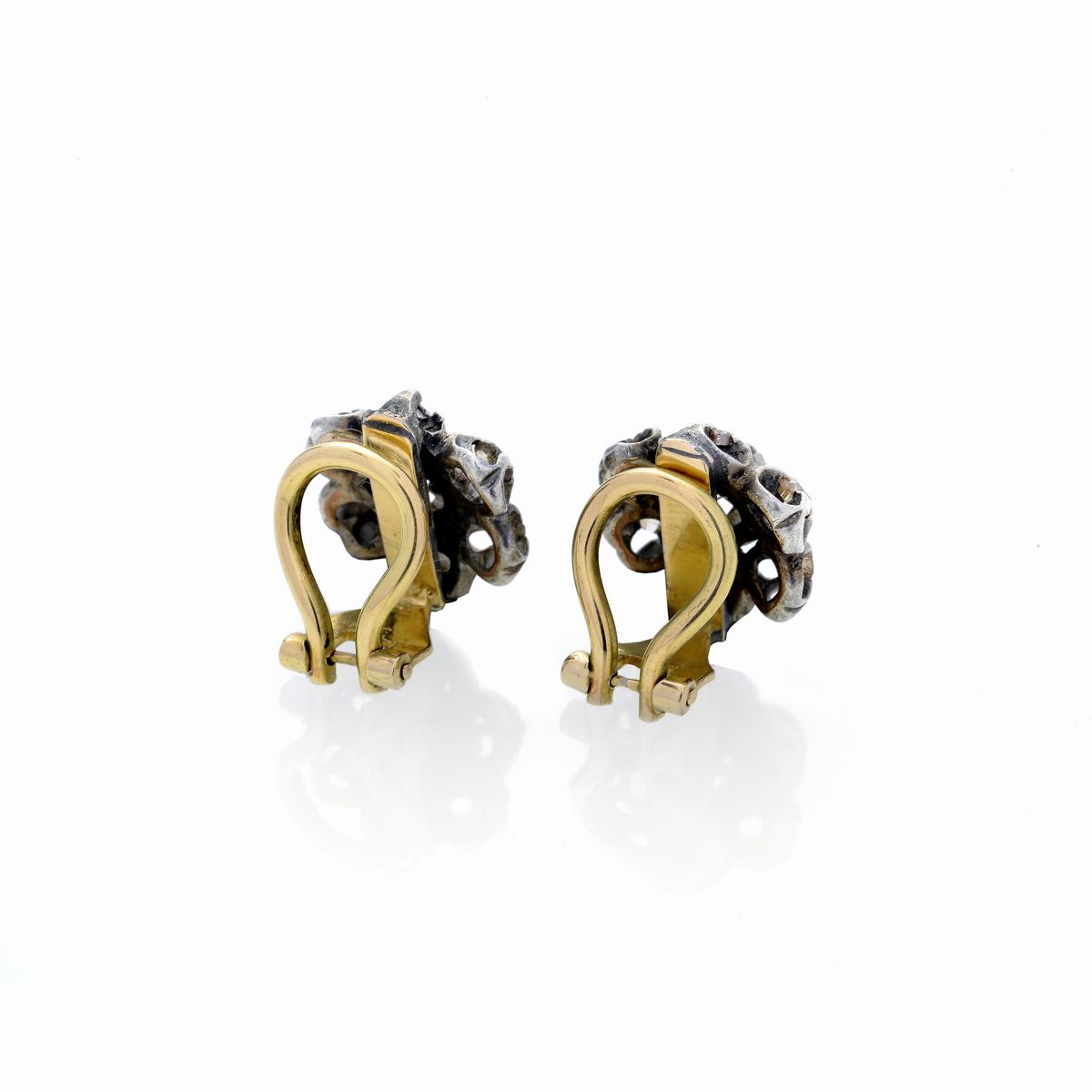 Paio di orecchini a clips "Fiori" in oro giallo, argento e diamanti