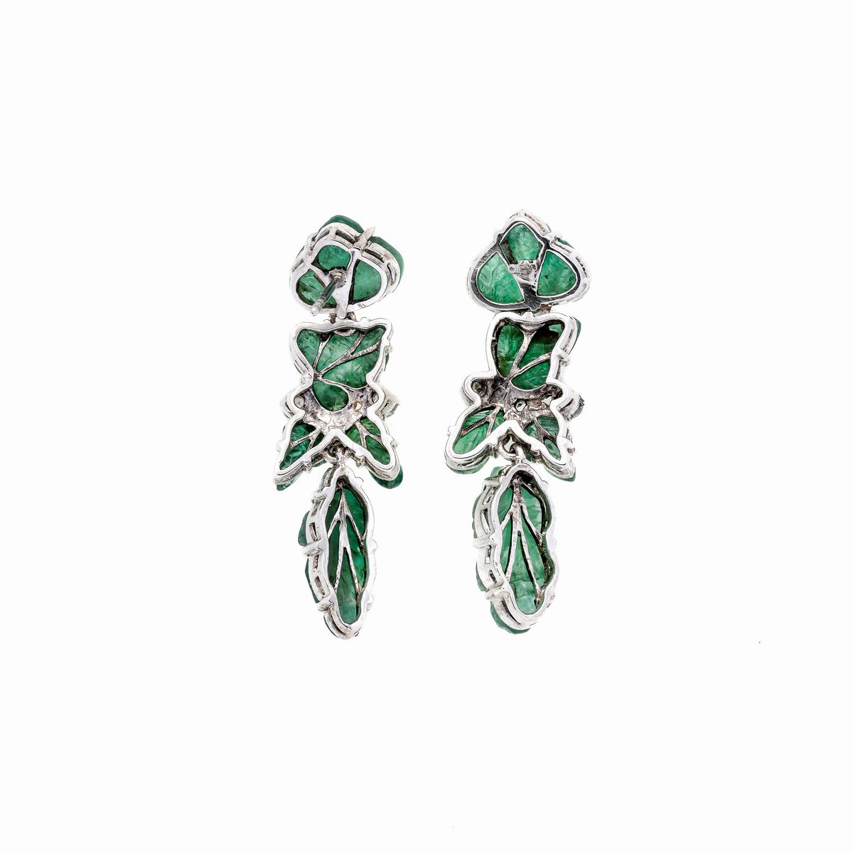 Paio di orecchini "Tutti frutti" in platino, diamanti e smeraldi