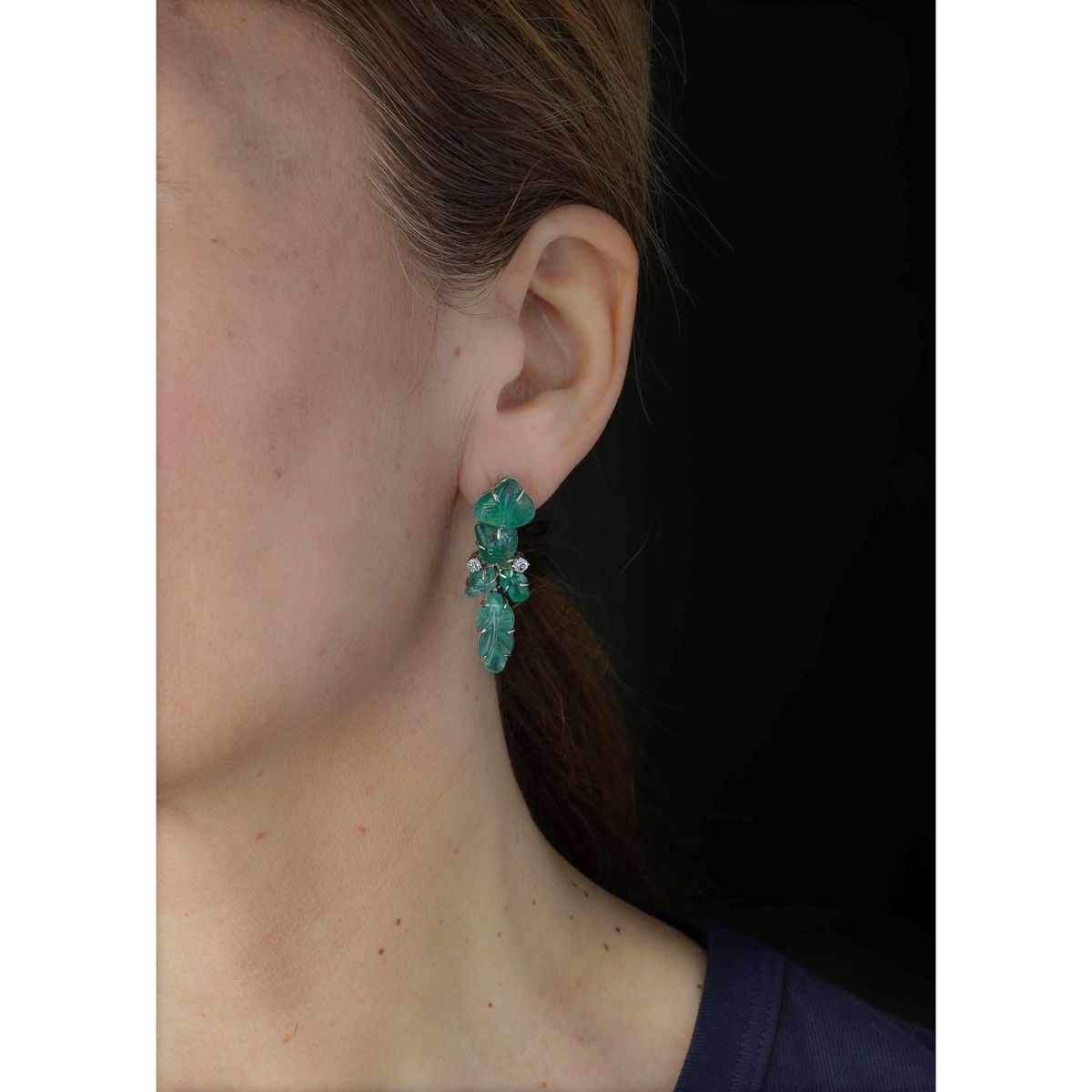 Paio di orecchini "Tutti frutti" in platino, diamanti e smeraldi