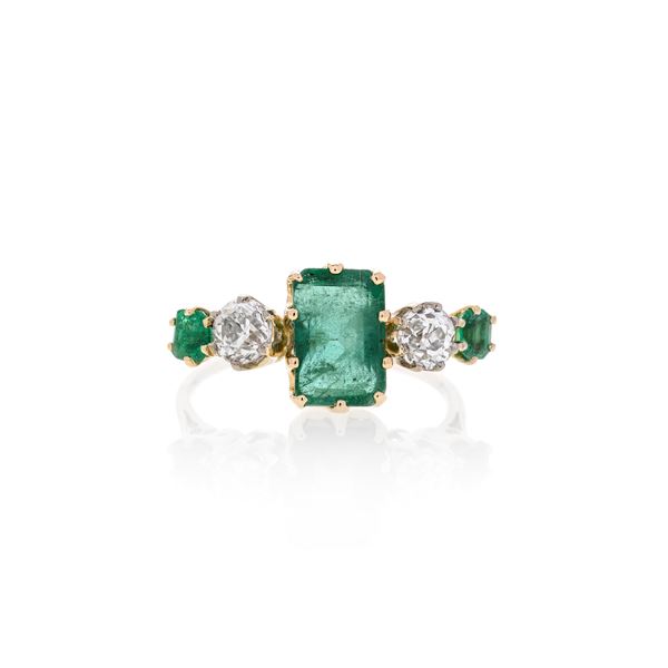 Anello in oro giallo, diamanti e smeraldi