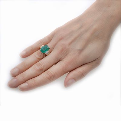 Anello in Oro Giallo, Diamanti e Smeraldo