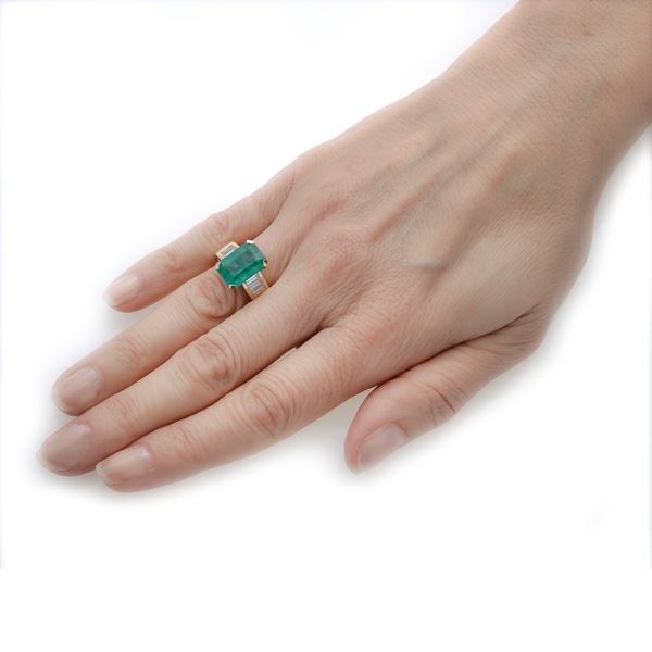 Ring in yellow gold, diamonds and emerald