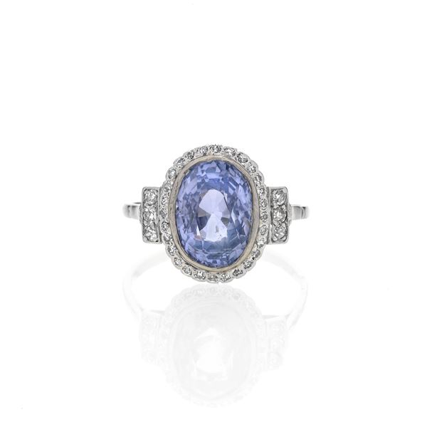 Ring in platinum, diamonds and natural Ceylon sapphire