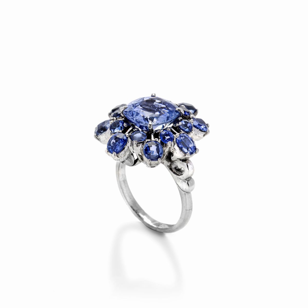 Grande anello in platino, zaffiri e zaffiro Ceylon naturale