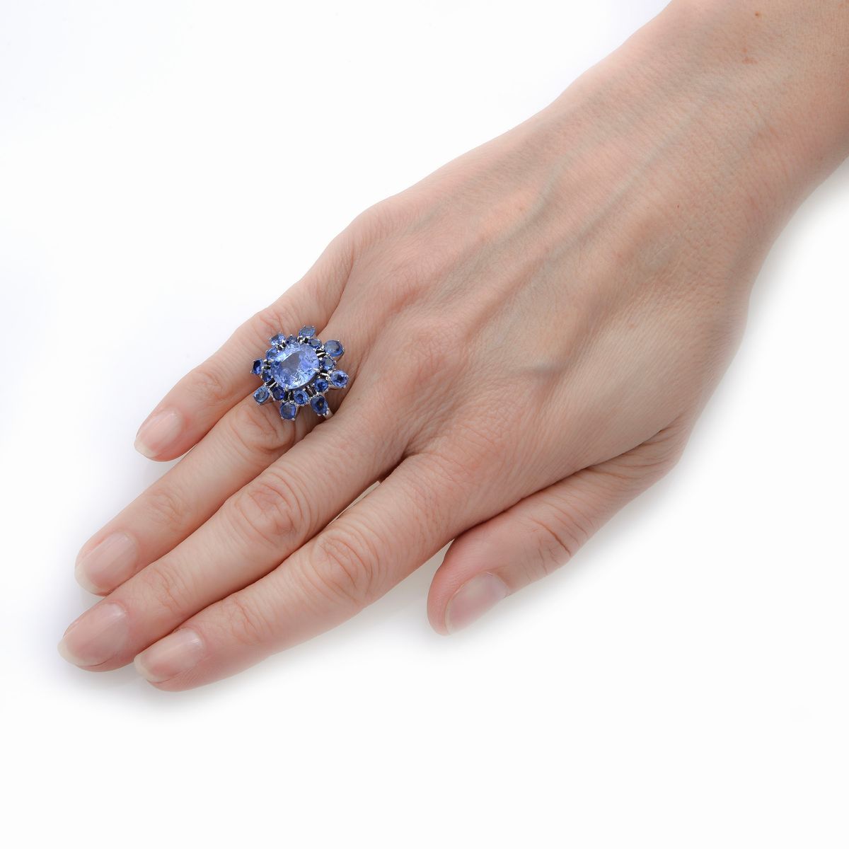 Grande anello in platino, zaffiri e zaffiro Ceylon naturale