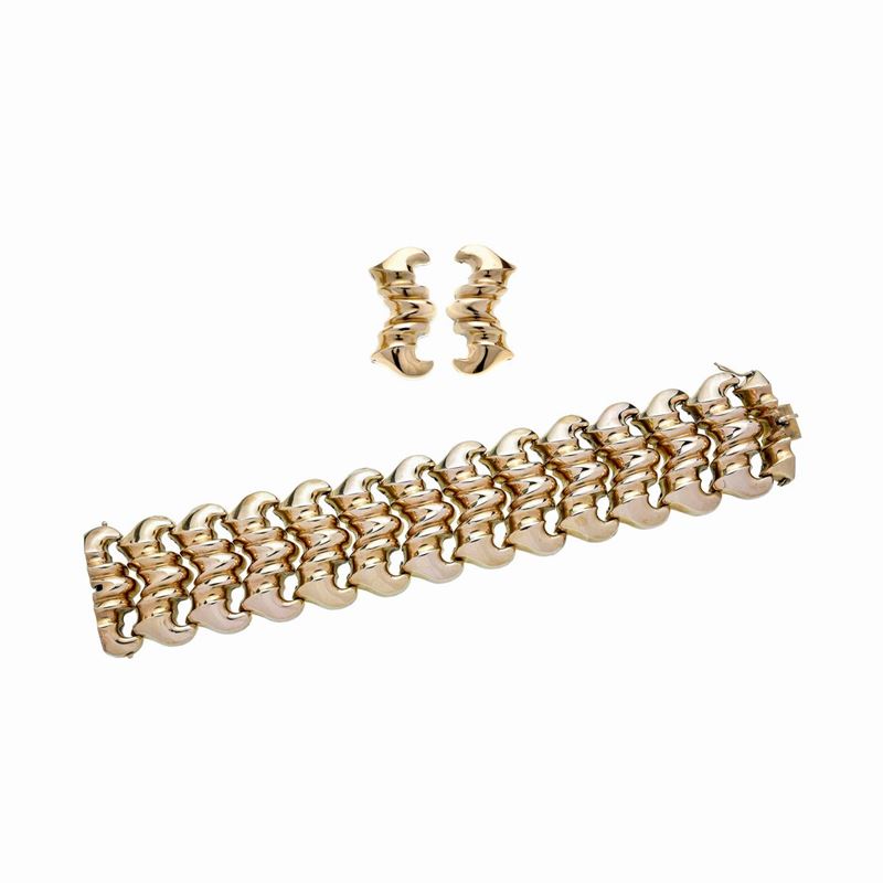 Parure composta da paio di orecchini e grande bracciale in oro giallo a maglie bombate e sagomate