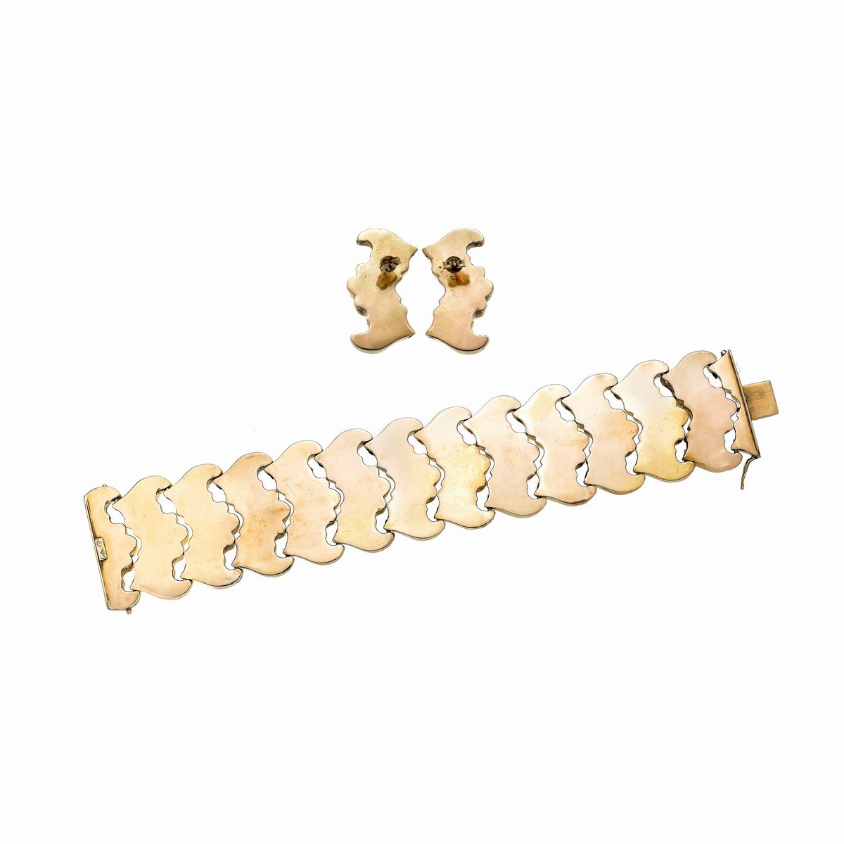 Parure composta da paio di orecchini e grande bracciale in oro giallo a maglie bombate e sagomate