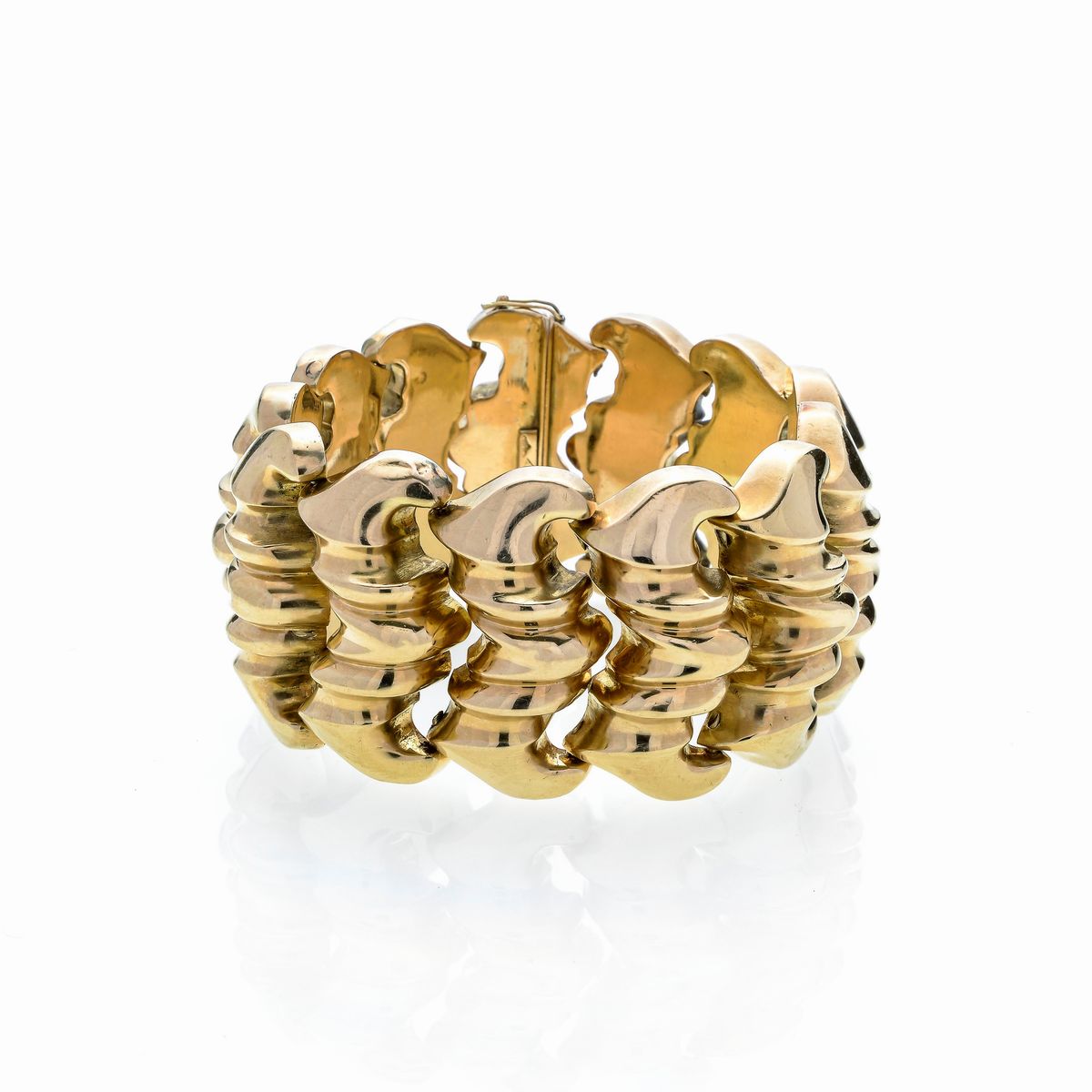 Parure composta da paio di orecchini e grande bracciale in oro giallo a maglie bombate e sagomate