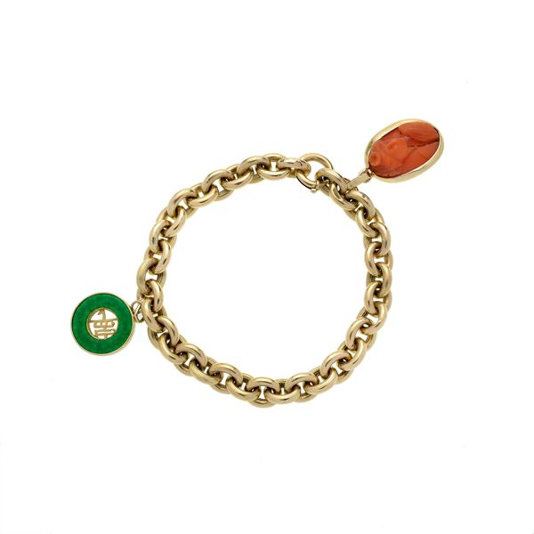 Bracciale in oro giallo, pietra verde e cammeo in corallo inciso con volto femminile