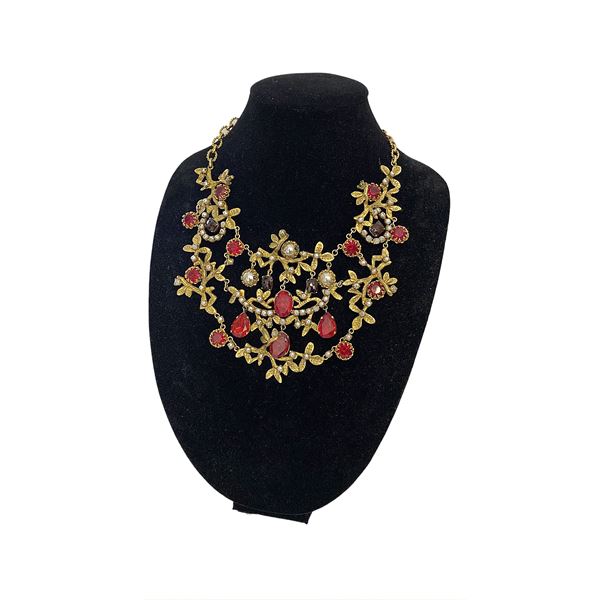 Grande collana Bijoux  Ghirlanda in metallo dorato, strass rossi e perle  (Anni  [..]