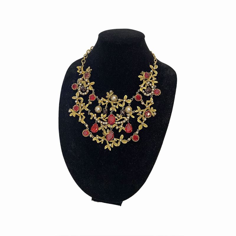 Grande Collana Bijoux Ghirlanda in Metallo Dorato, Strass Rossi e Perle
