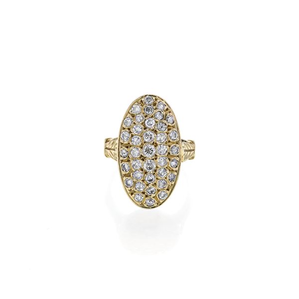 Anello a scudo ovale in oro giallo e diamanti