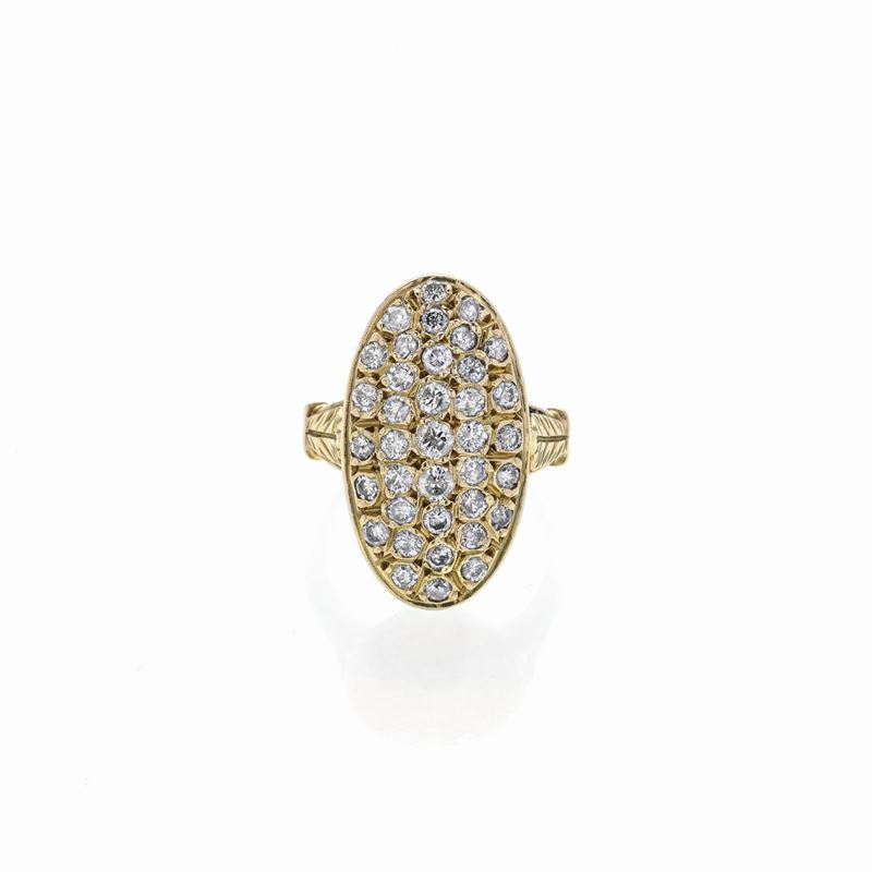 Anello a scudo ovale in oro giallo e diamanti