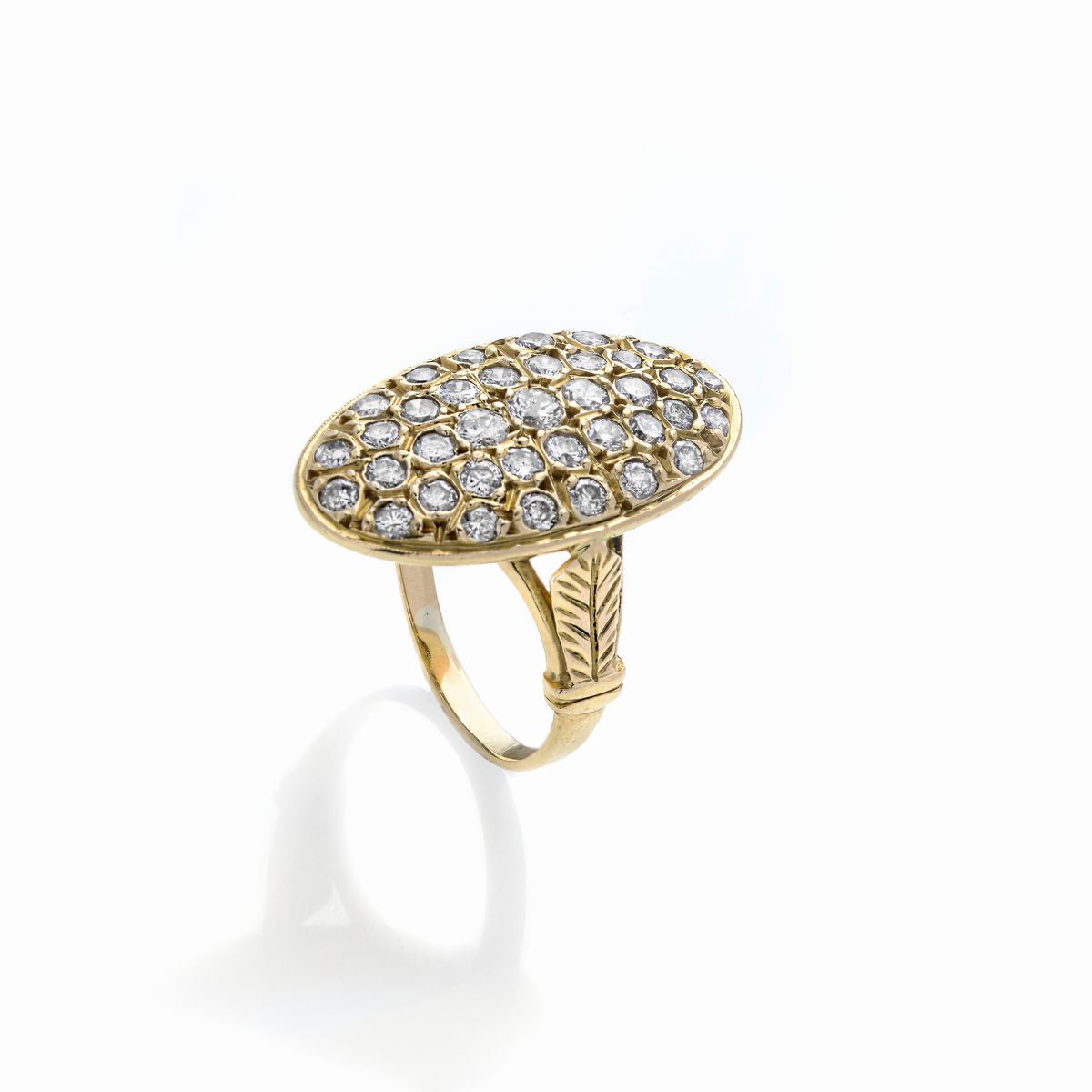 Anello a scudo ovale in oro giallo e diamanti