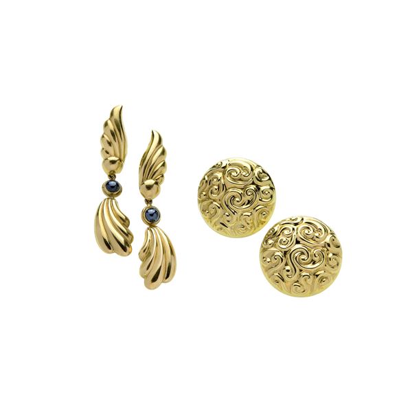 A pair of ear studs and a pair of pendants in yellow gold and marcasite