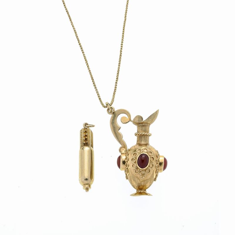 Lunga catena in oro giallo a 12 kt e due pendenti in oro giallo 18 kt e corniola