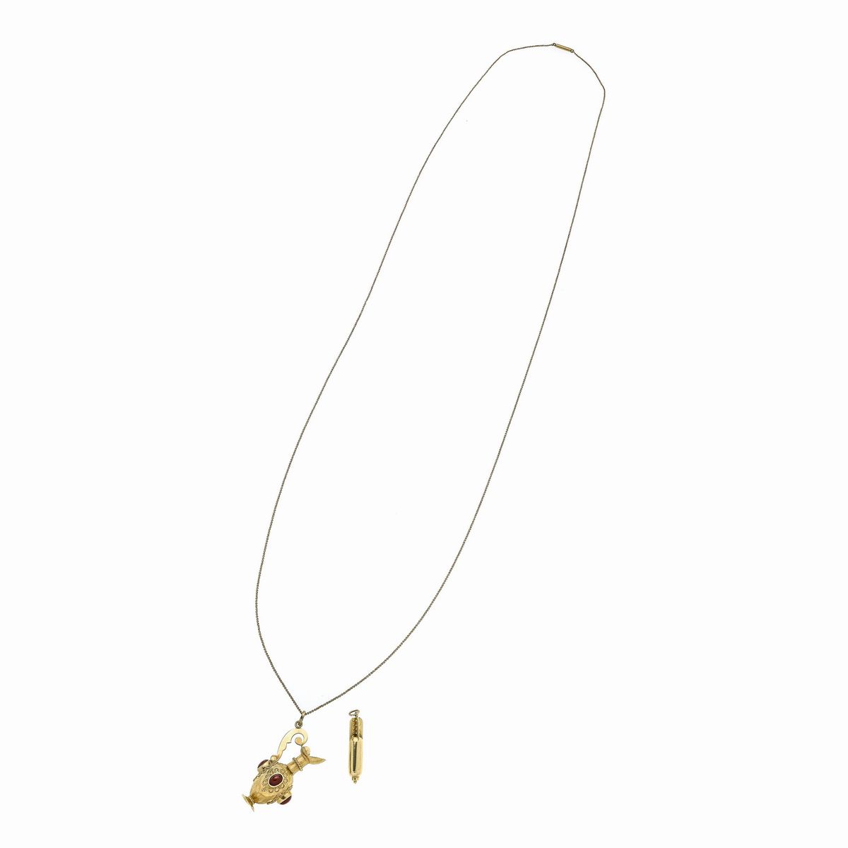 Lunga catena in oro giallo a 12 kt e due pendenti in oro giallo 18 kt e corniola