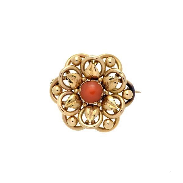 Fiore brooch in yellow gold and red coral