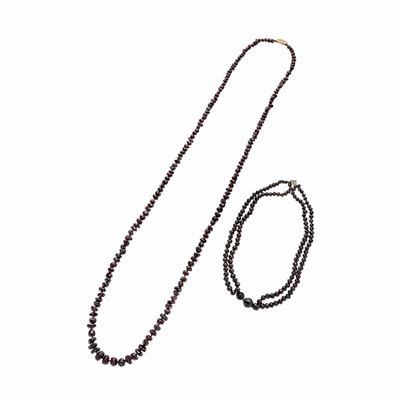 Una Lunga Collana in Granato e Oro Basso ed un'altra, a Due Fili, in Granato e Oro Giallo
