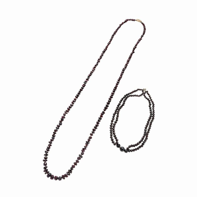 Una Lunga Collana in Granato e Oro Basso ed un'altra, a Due Fili, in Granato e Oro Giallo