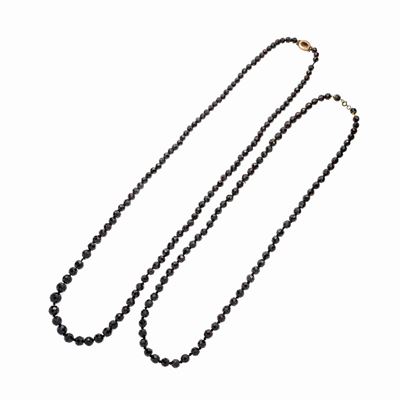 Una Lunga Collana in Granato e Oro Basso ed un'altra in Granato e Metallo Dorato